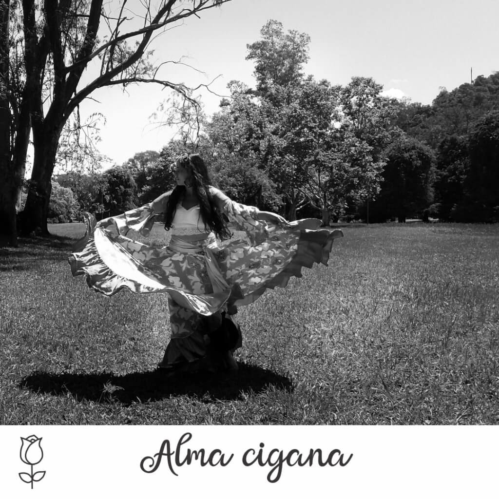 foto de Scharlene vestida de cigana com a mensagem "Alma Cigana"