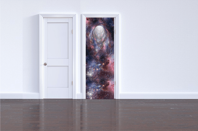 imagem de uma parede branca com uma porta fechada e ao lado outra porta em aberto com ilustração do universo aparecendo na porta.