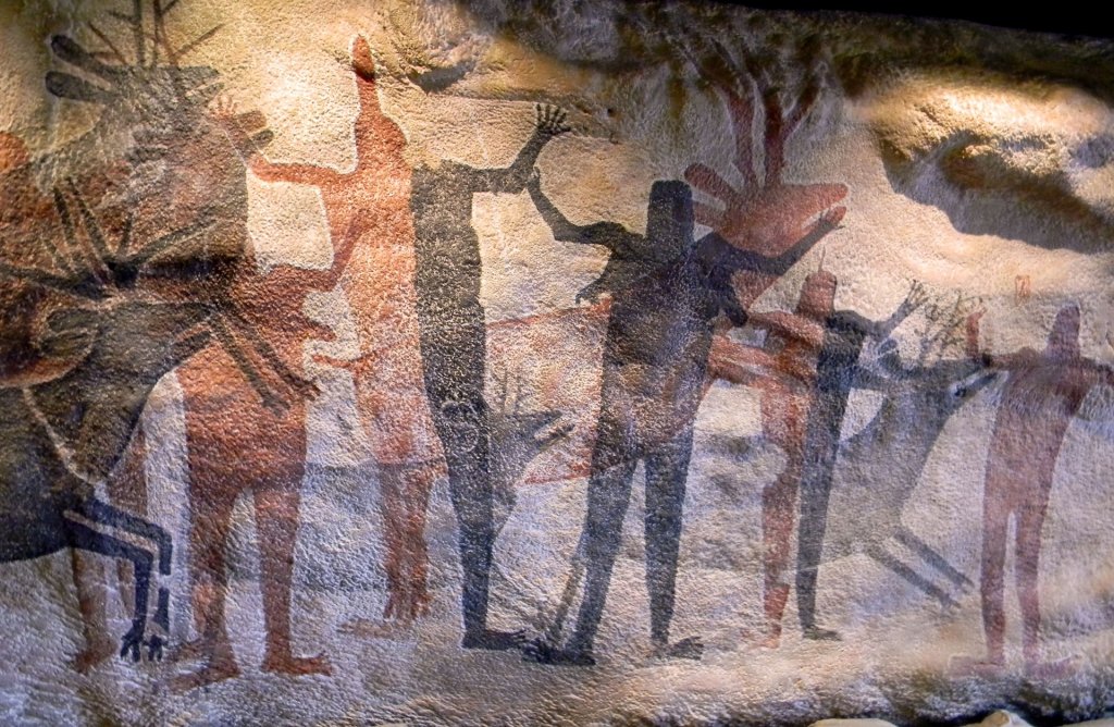 imagem de pedras com figuras ilustradas de homens representandos nossos antepassados.