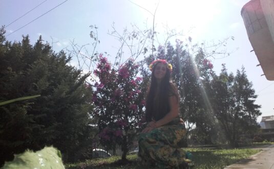 scharlene amarante no jardim recebendo raios de sol