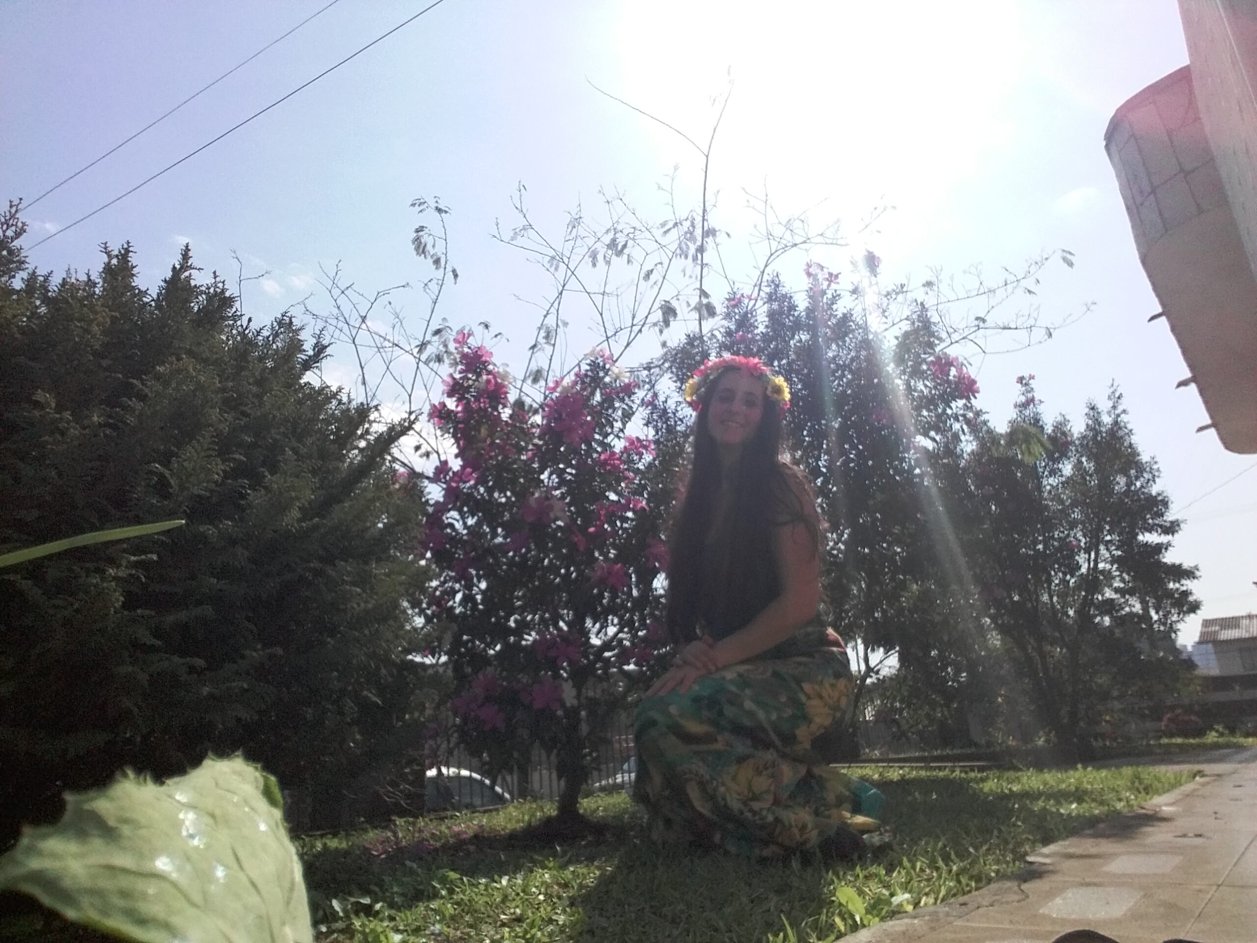 scharlene amarante no jardim recebendo raios de sol